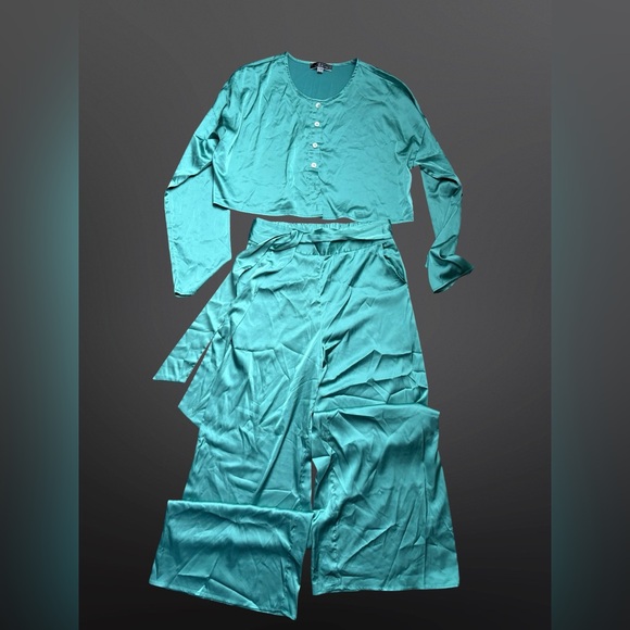 Blue Blush Dresses & Skirts - Blue Blush 2 piece set wide leg pants and top Size Medium Color Green/ Emerald.